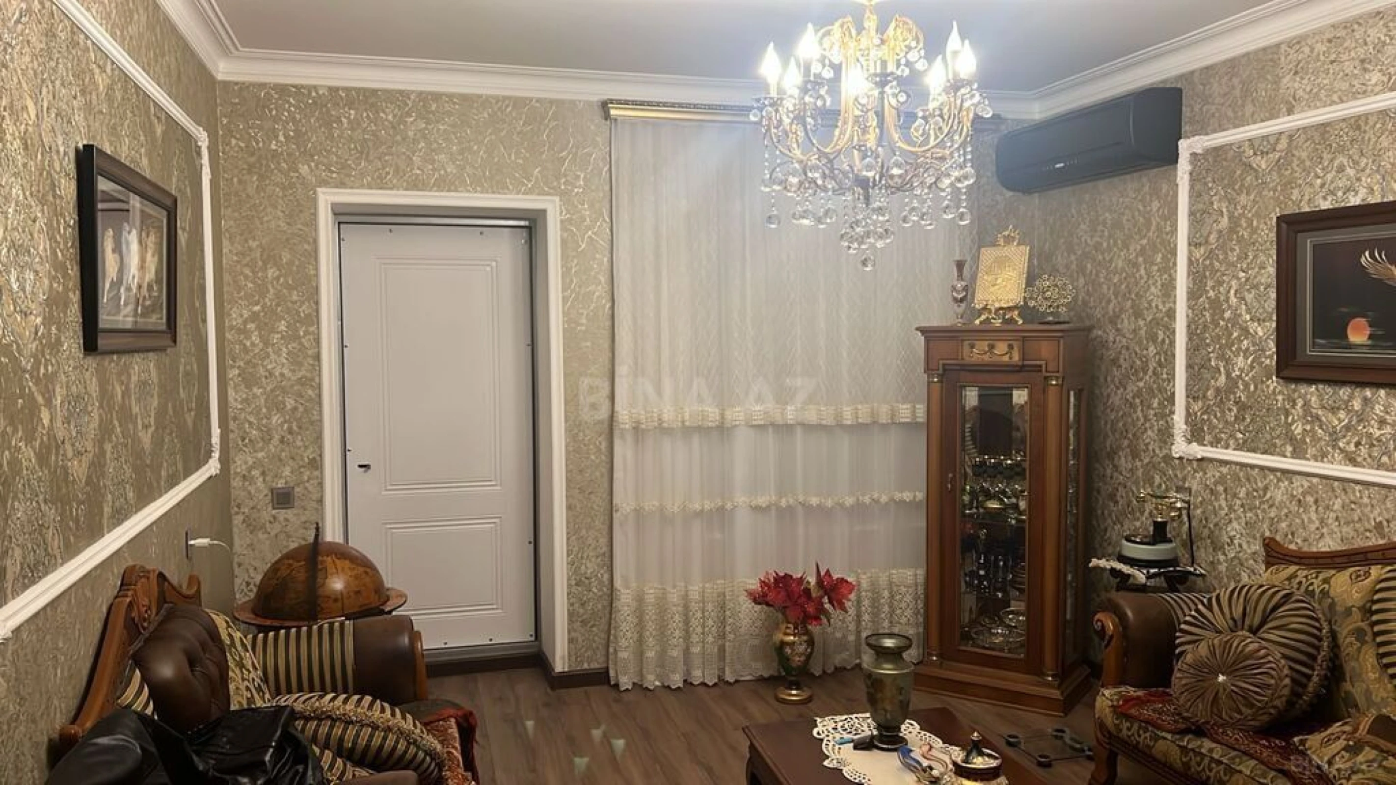 Satılır 10 otaqlı həyət evi 550 m²