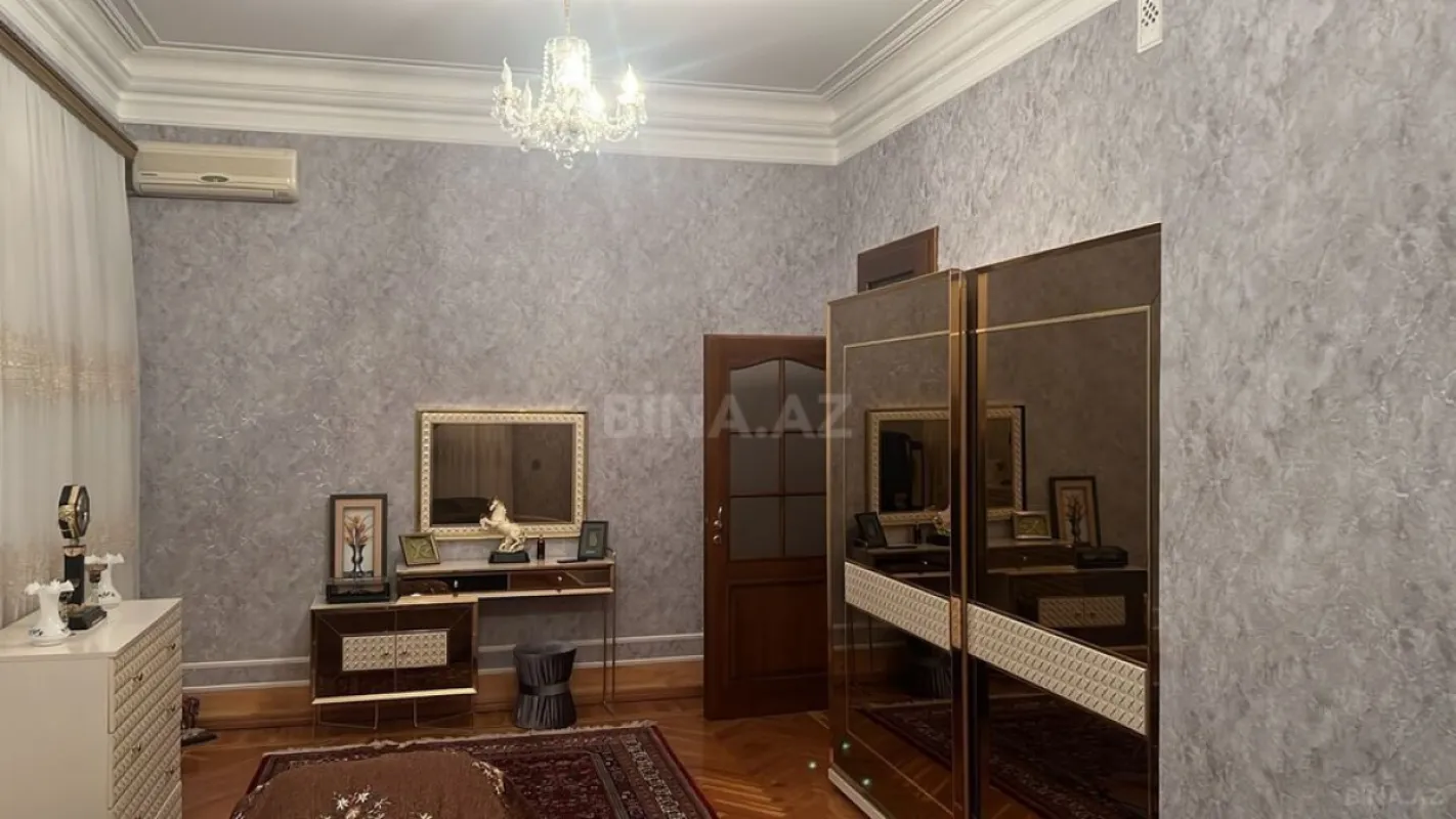 Satılır 10 otaqlı həyət evi 550 m²