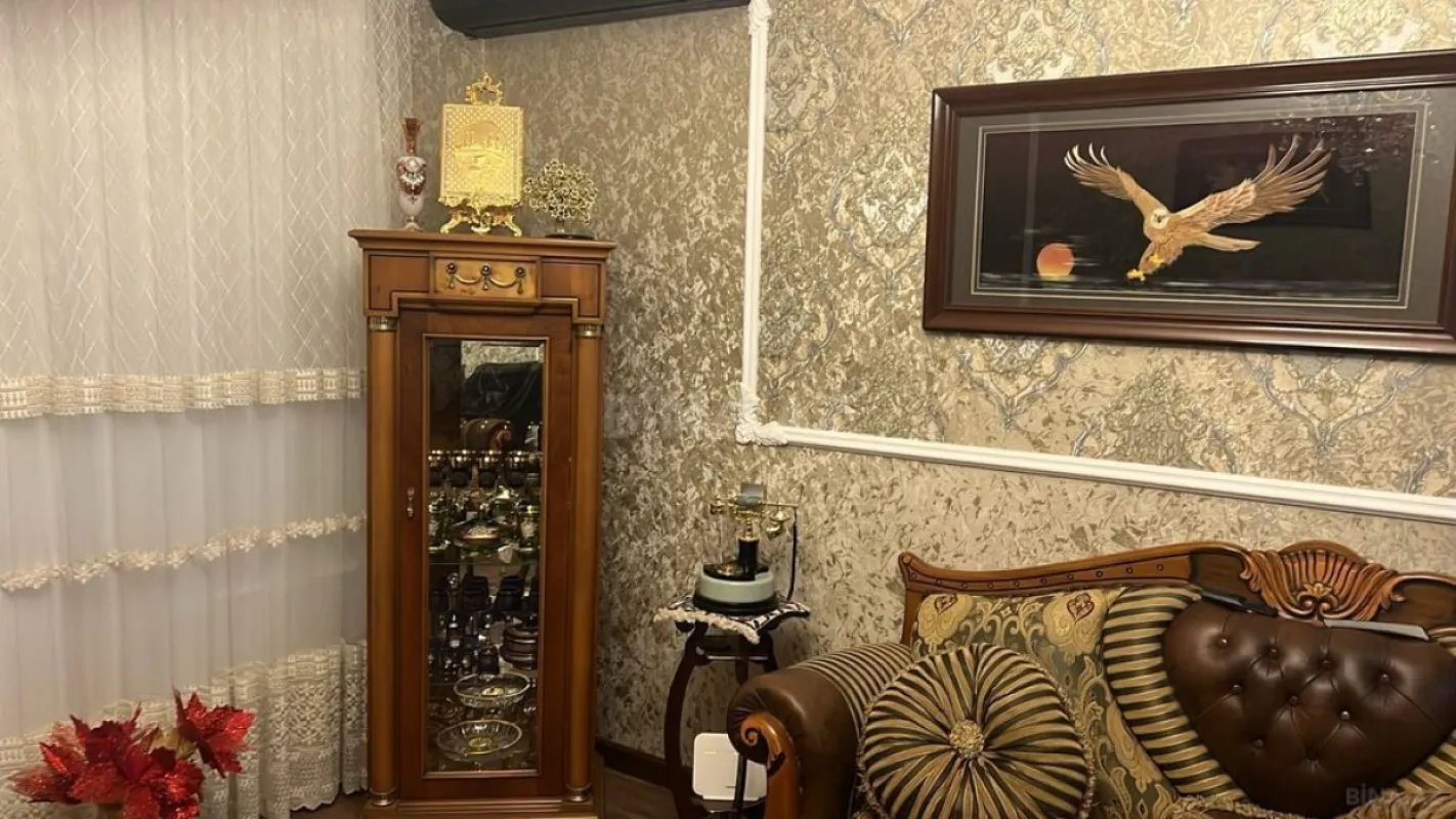 Satılır 10 otaqlı həyət evi 550 m²