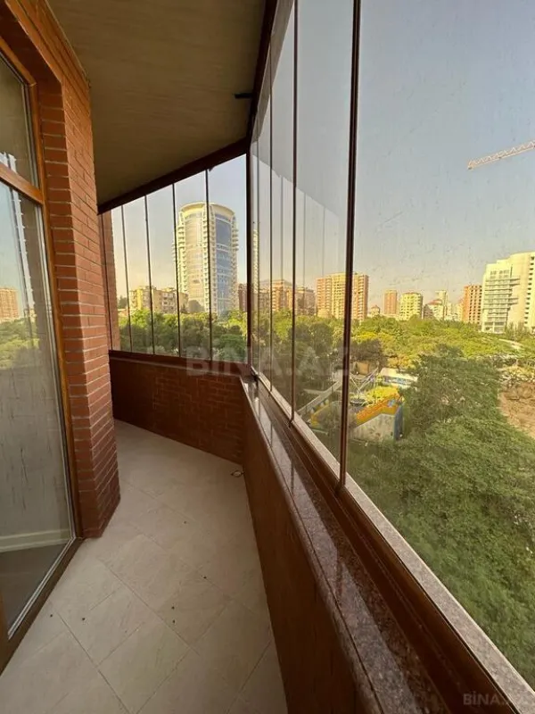 Satılır 4 otaqlı mənzil 205 m²