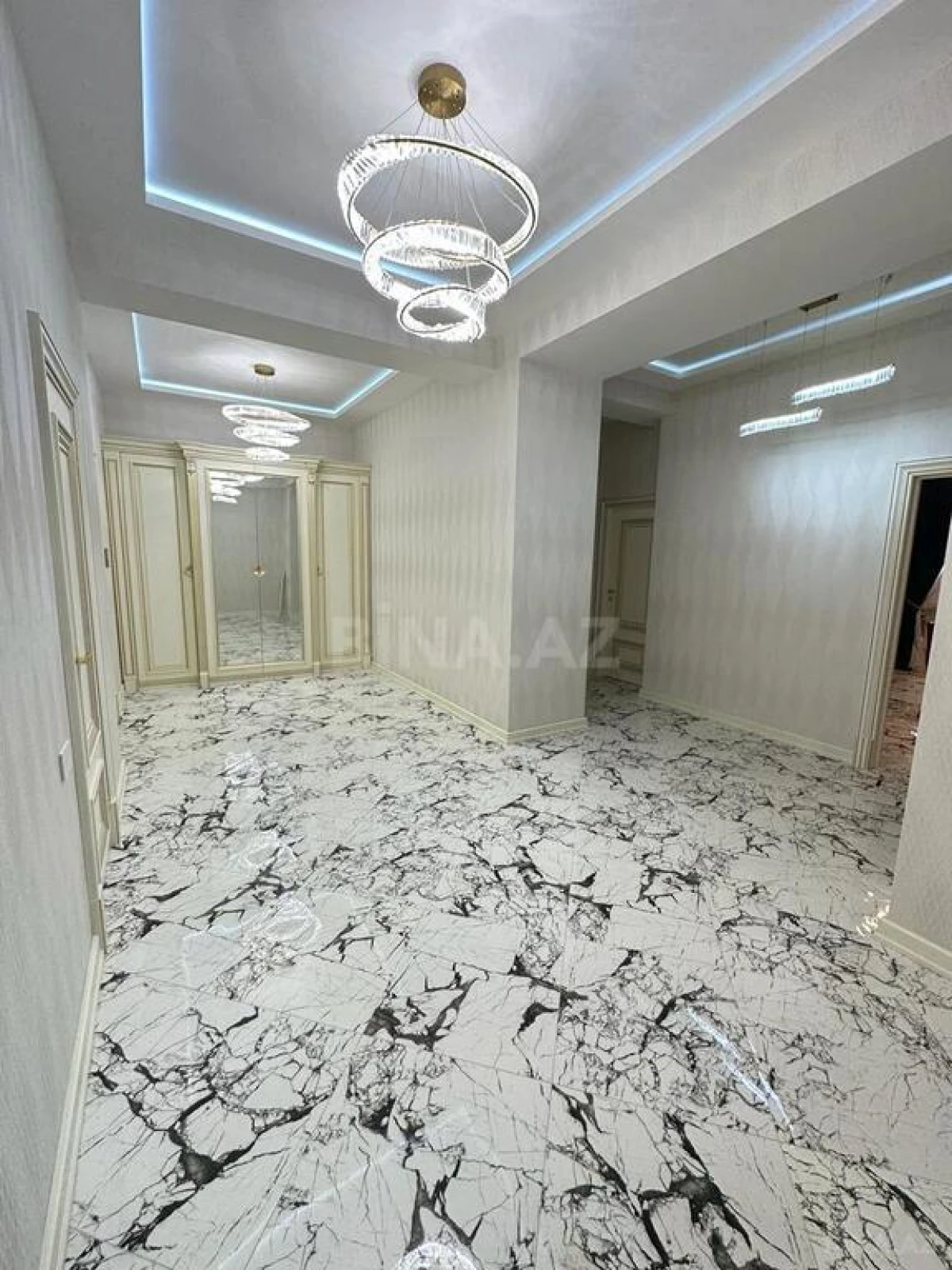 Satılır 4 otaqlı mənzil 205 m²