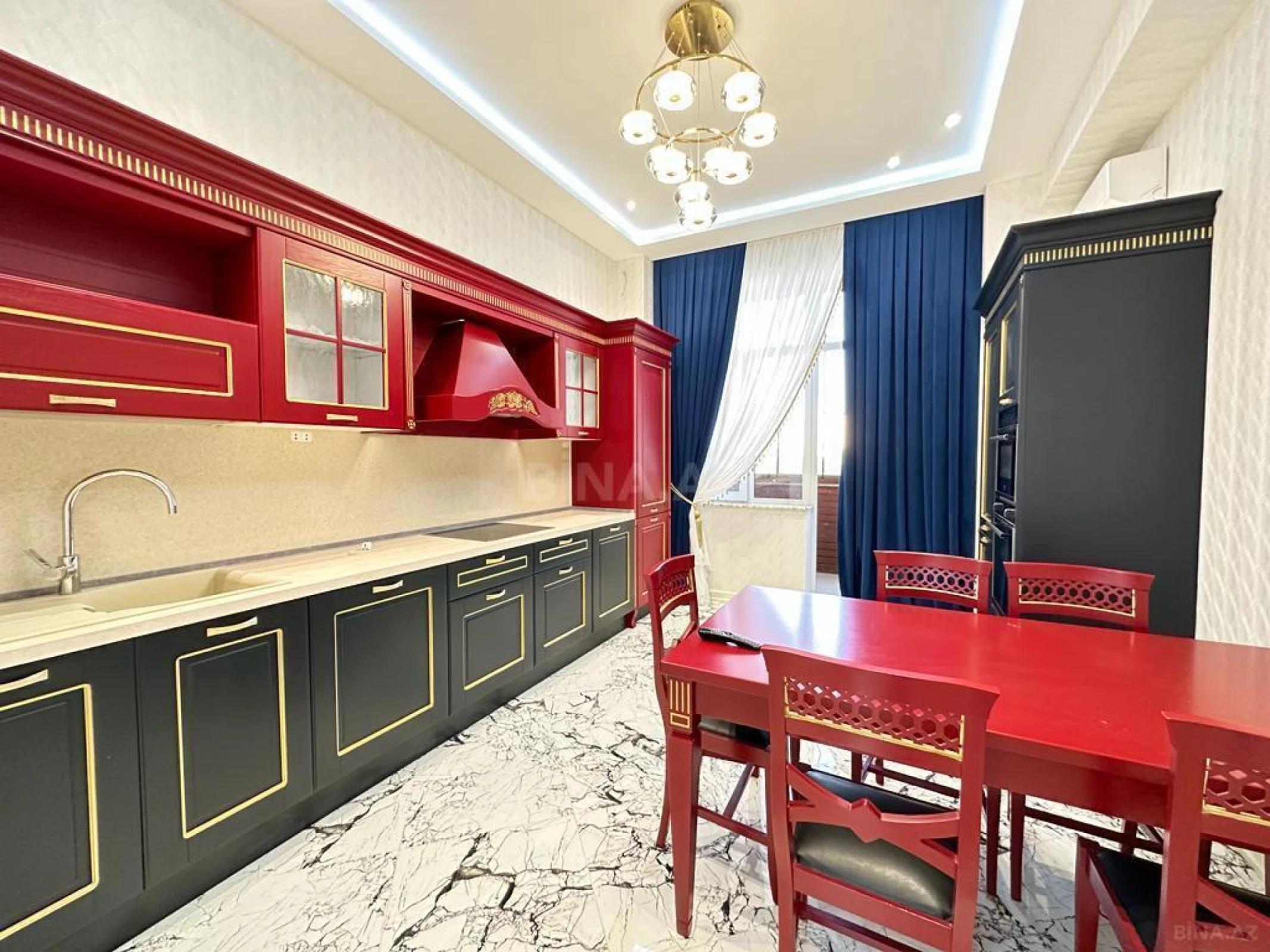 Satılır 4 otaqlı mənzil 205 m²