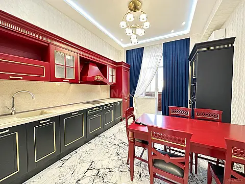 Satılır 4 otaqlı mənzil 205 m²