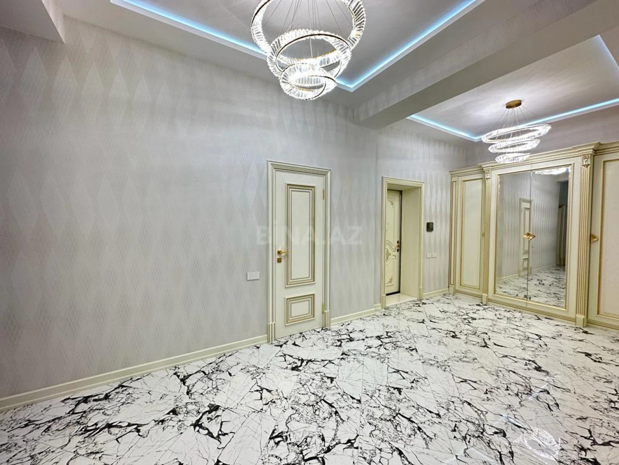 Satılır 4 otaqlı mənzil 205 m²