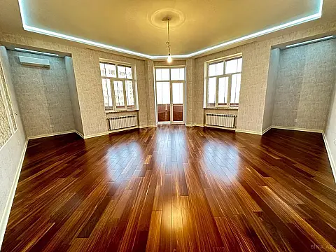 Satılır 4 otaqlı mənzil 205 m²