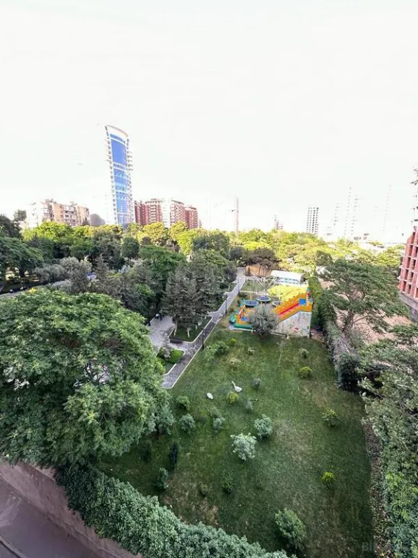 Satılır 4 otaqlı mənzil 205 m²