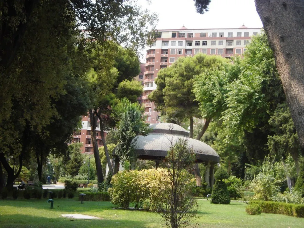 Satılır 4 otaqlı mənzil 205 m²