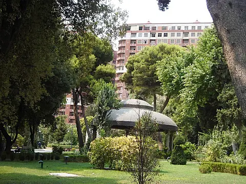 Satılır 4 otaqlı mənzil 205 m²