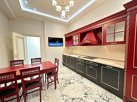 Satılır 4 otaqlı mənzil 205 m²