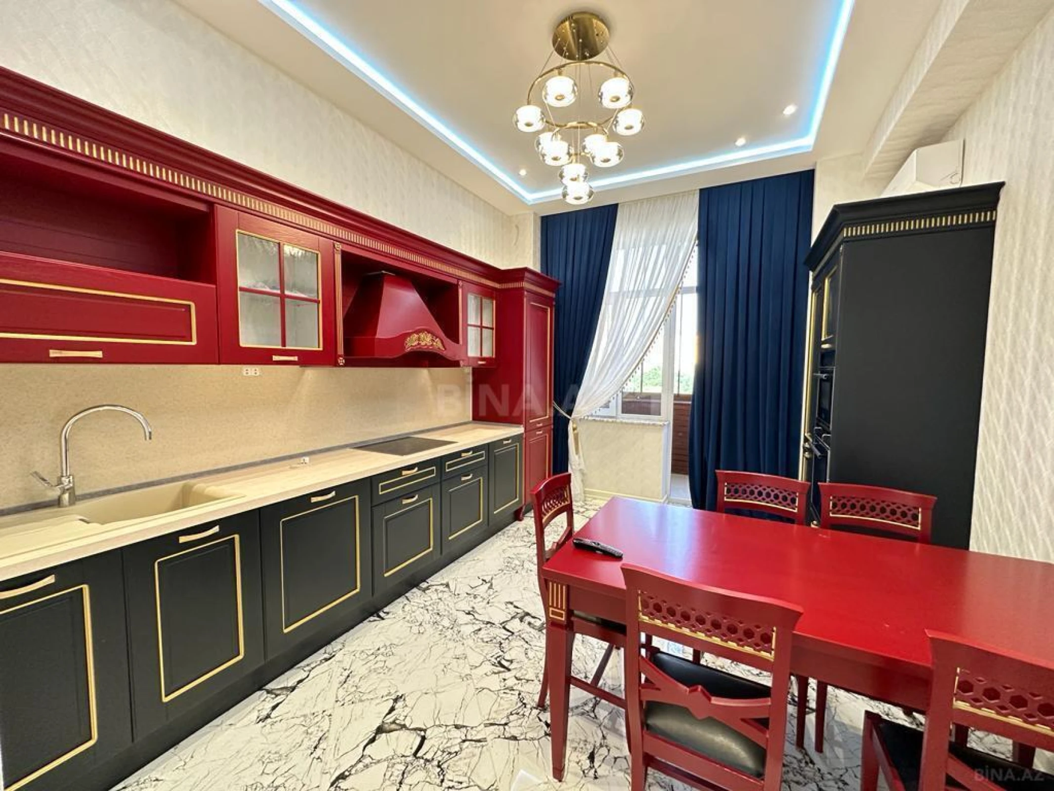 Satılır 4 otaqlı mənzil 205 m²