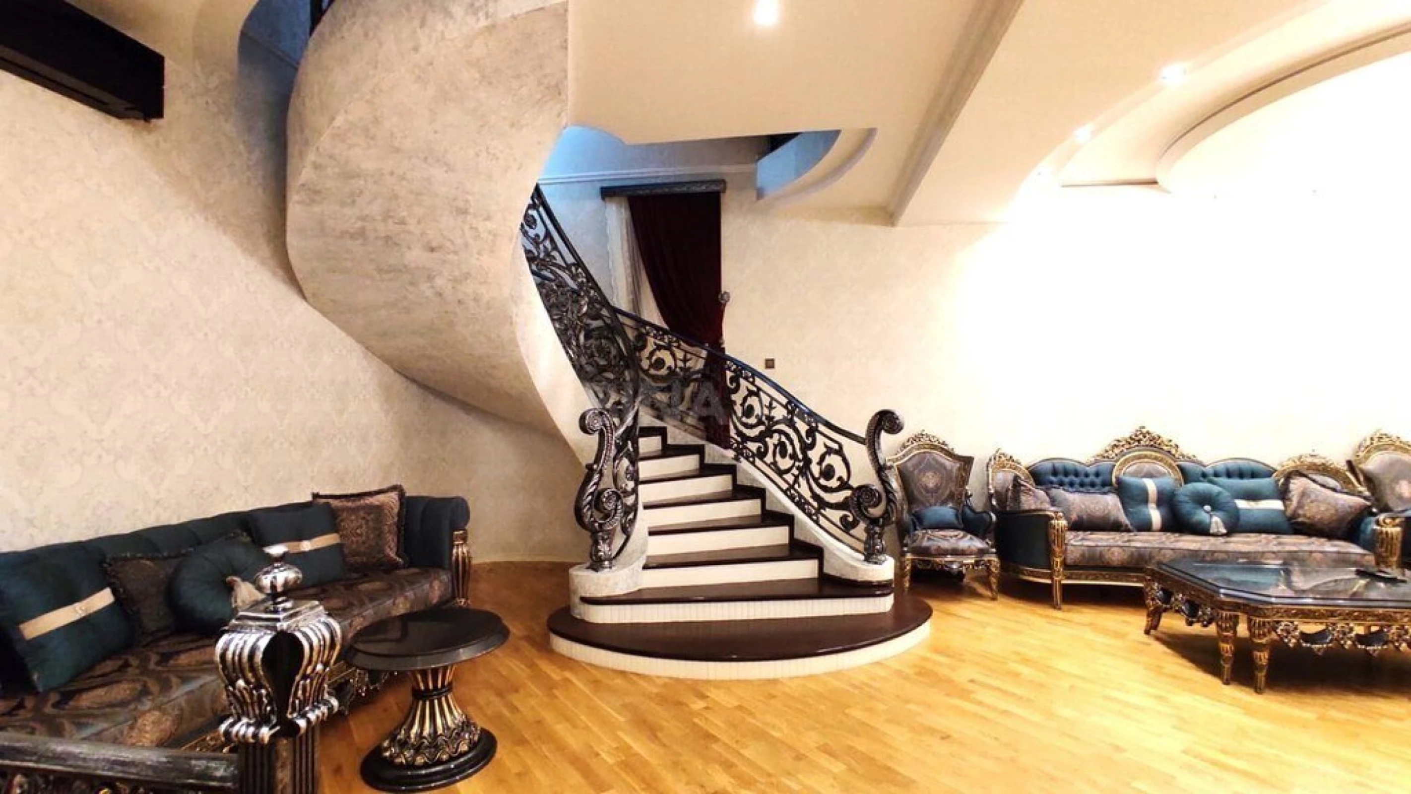 Satılır 6 otaqlı həyət evi 500 m²