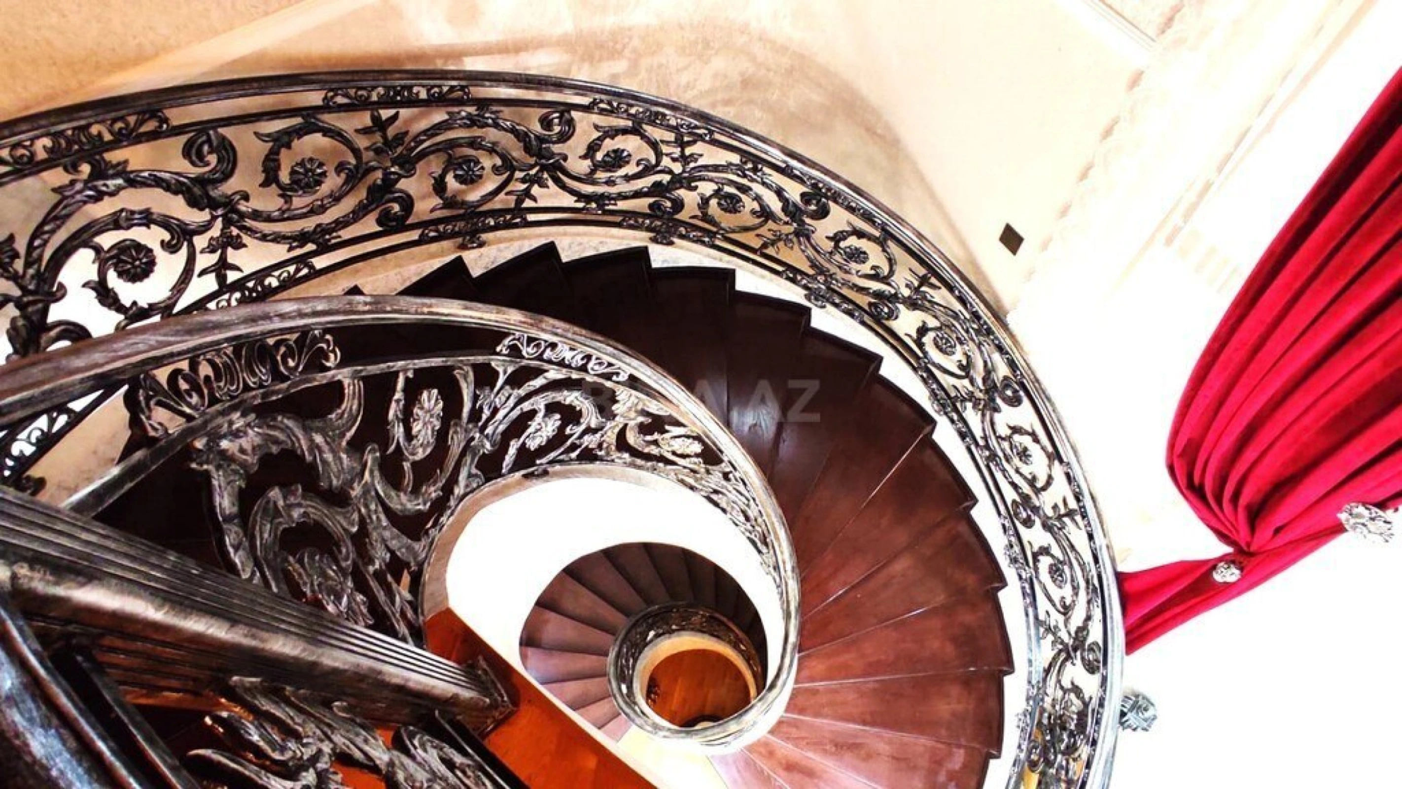 Satılır 6 otaqlı həyət evi 500 m²