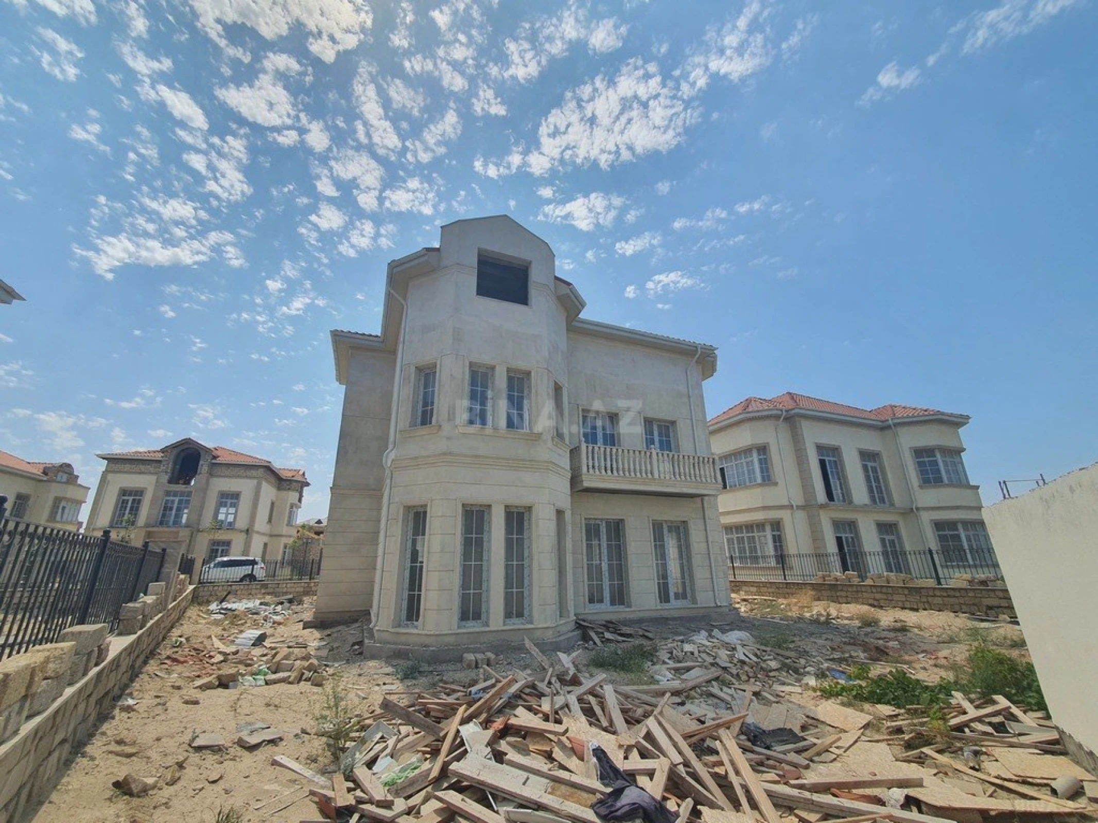 Satılır 6 otaqlı həyət evi 330 m²