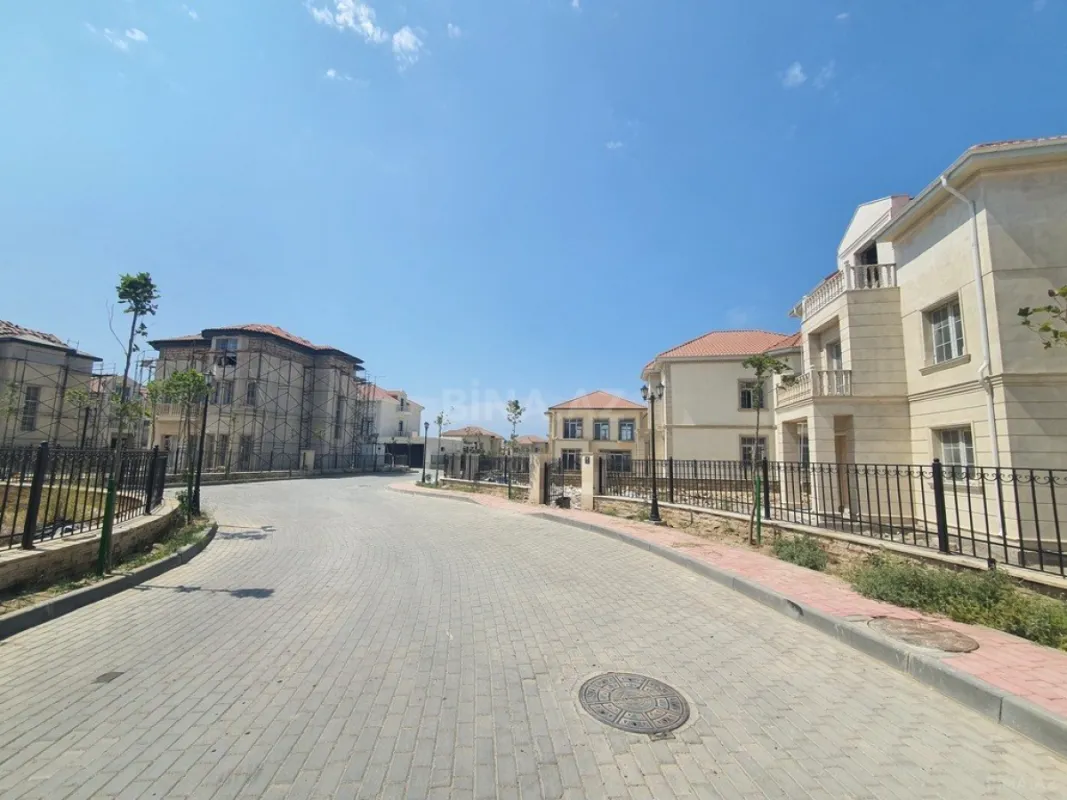 Satılır 6 otaqlı həyət evi 330 m²