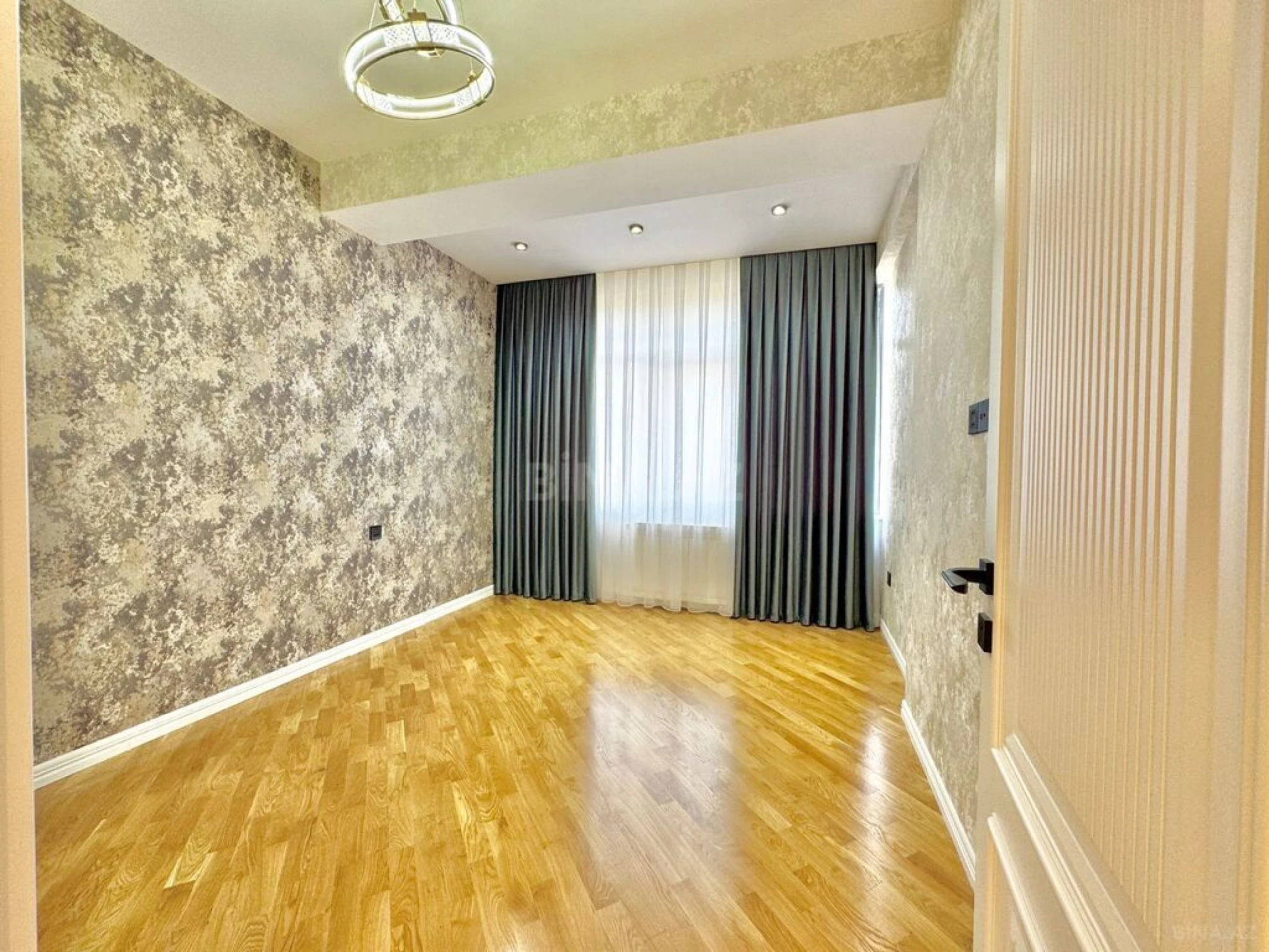 Satılır 3 otaqlı mənzil 120 m²