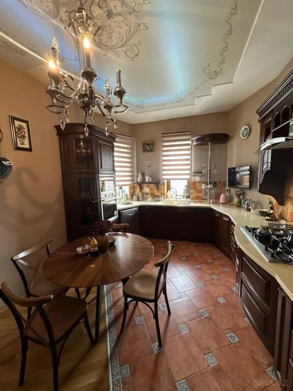 Satılır 7 otaqlı həyət evi 400 m²