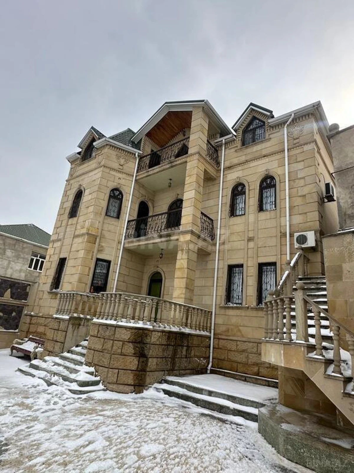 Satılır 7 otaqlı həyət evi 400 m²