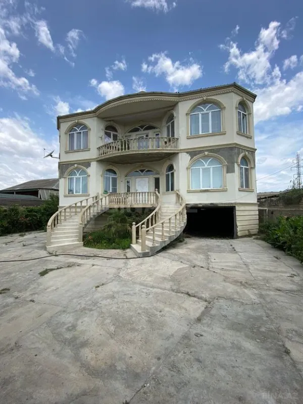 Satılır 7 otaqlı həyət evi 512 m²