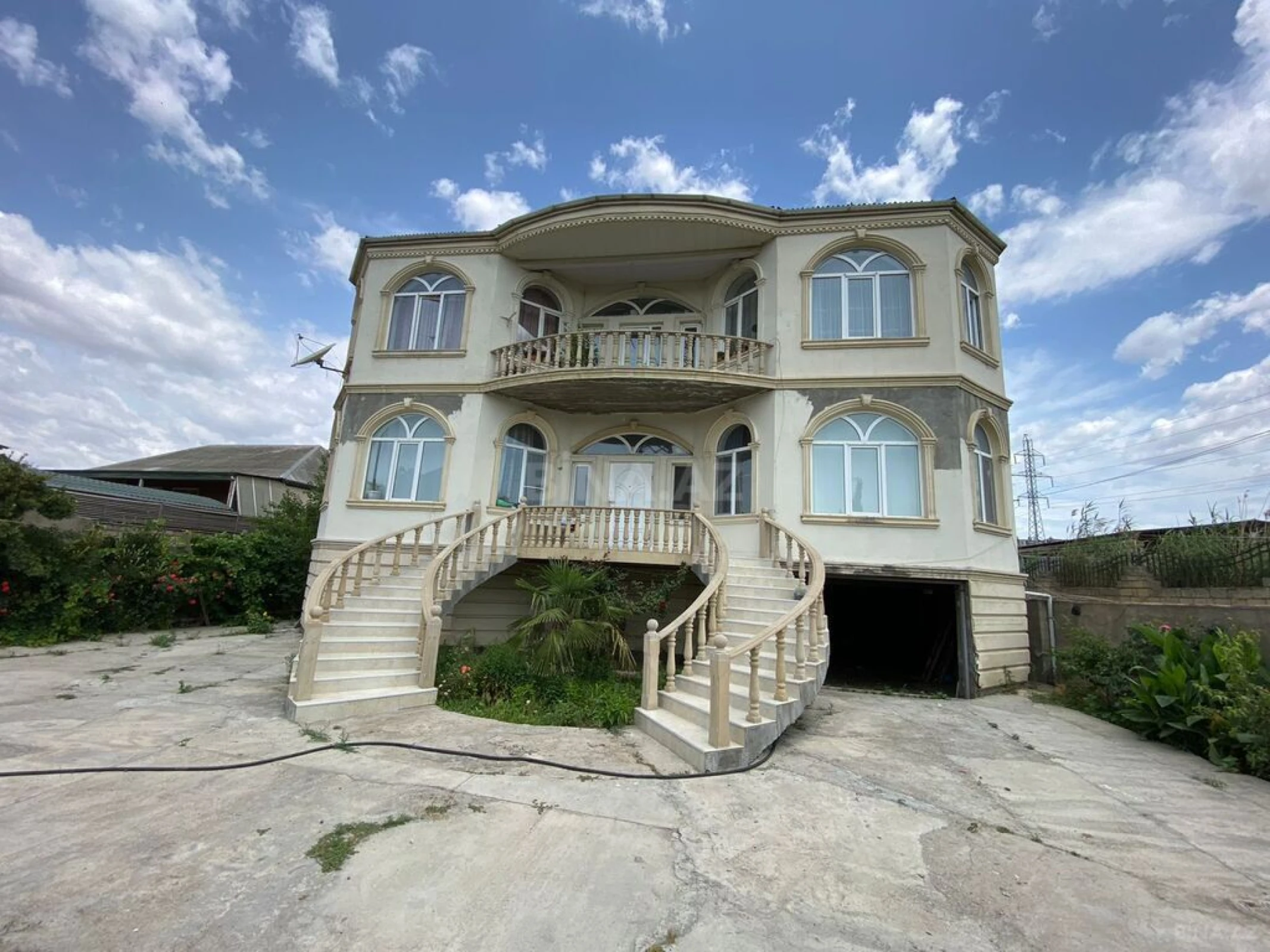 Satılır 7 otaqlı həyət evi 512 m²