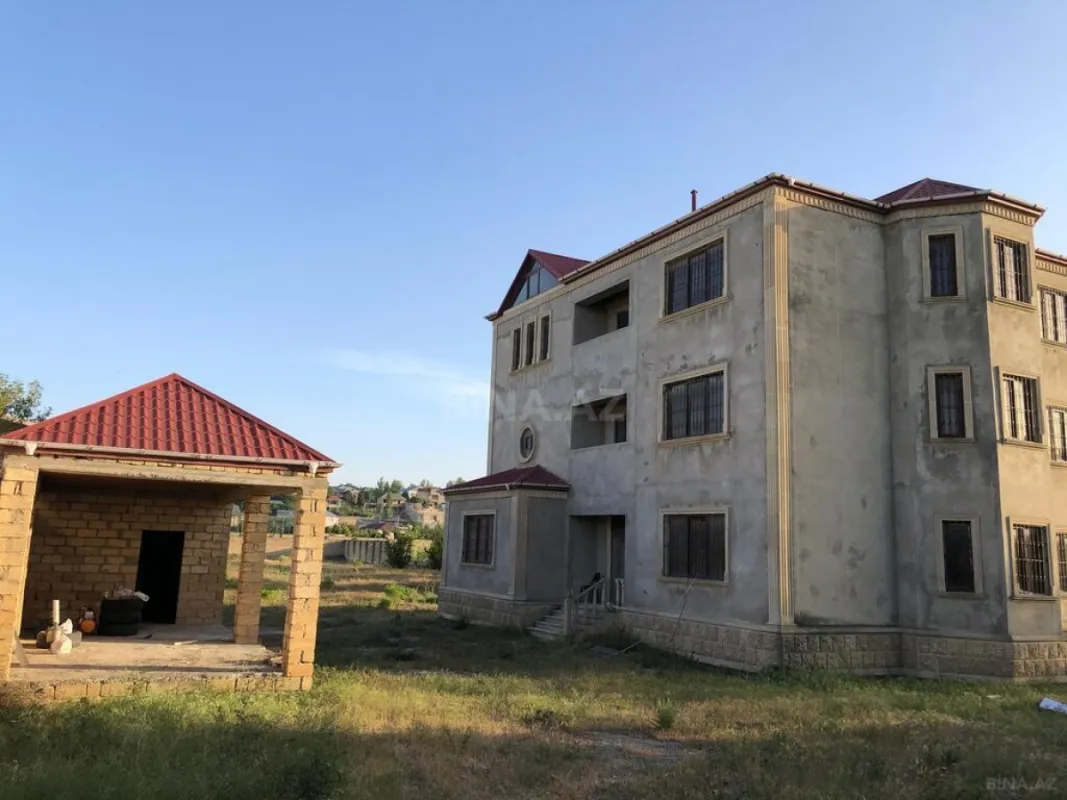 Satılır 12 otaqlı həyət evi 550 m²