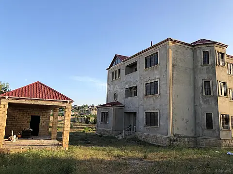 Satılır 12 otaqlı həyət evi 550 m²