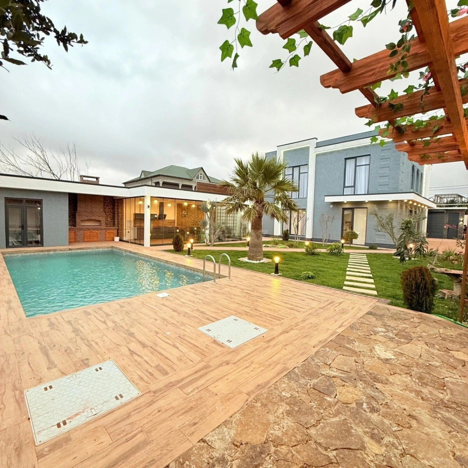 Kirayə verilir 5 otaqlı həyət evi 360 m²