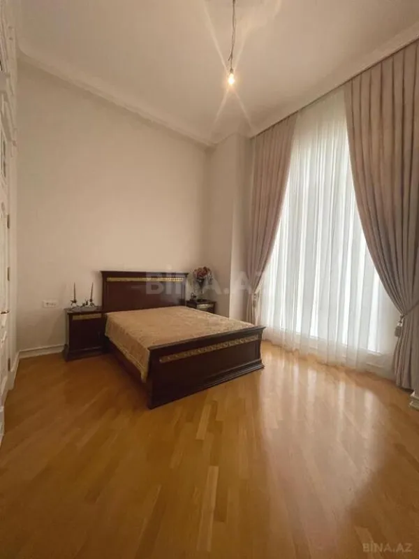 Satılır 14 otaqlı həyət evi 2060 m²