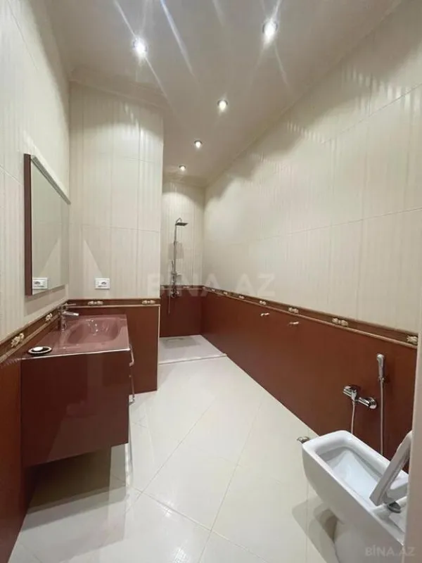 Satılır 14 otaqlı həyət evi 2060 m²