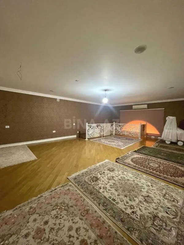 Satılır 14 otaqlı həyət evi 2060 m²