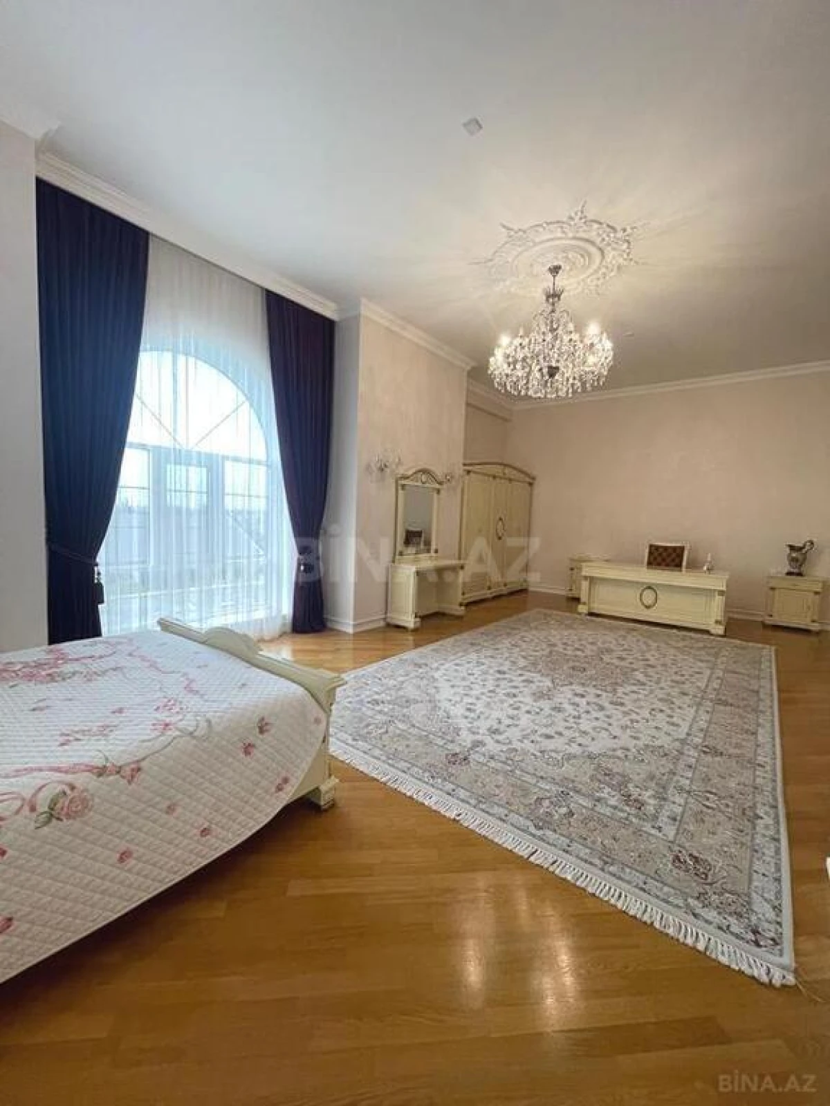 Satılır 14 otaqlı həyət evi 2060 m²