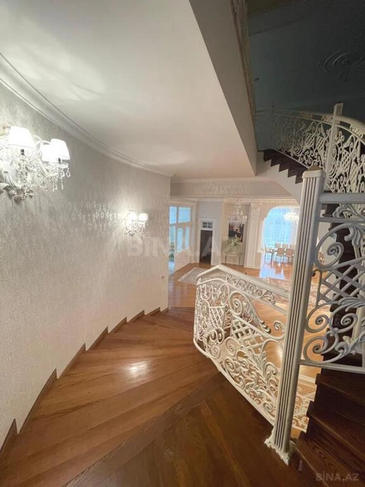 Satılır 14 otaqlı həyət evi 2060 m²