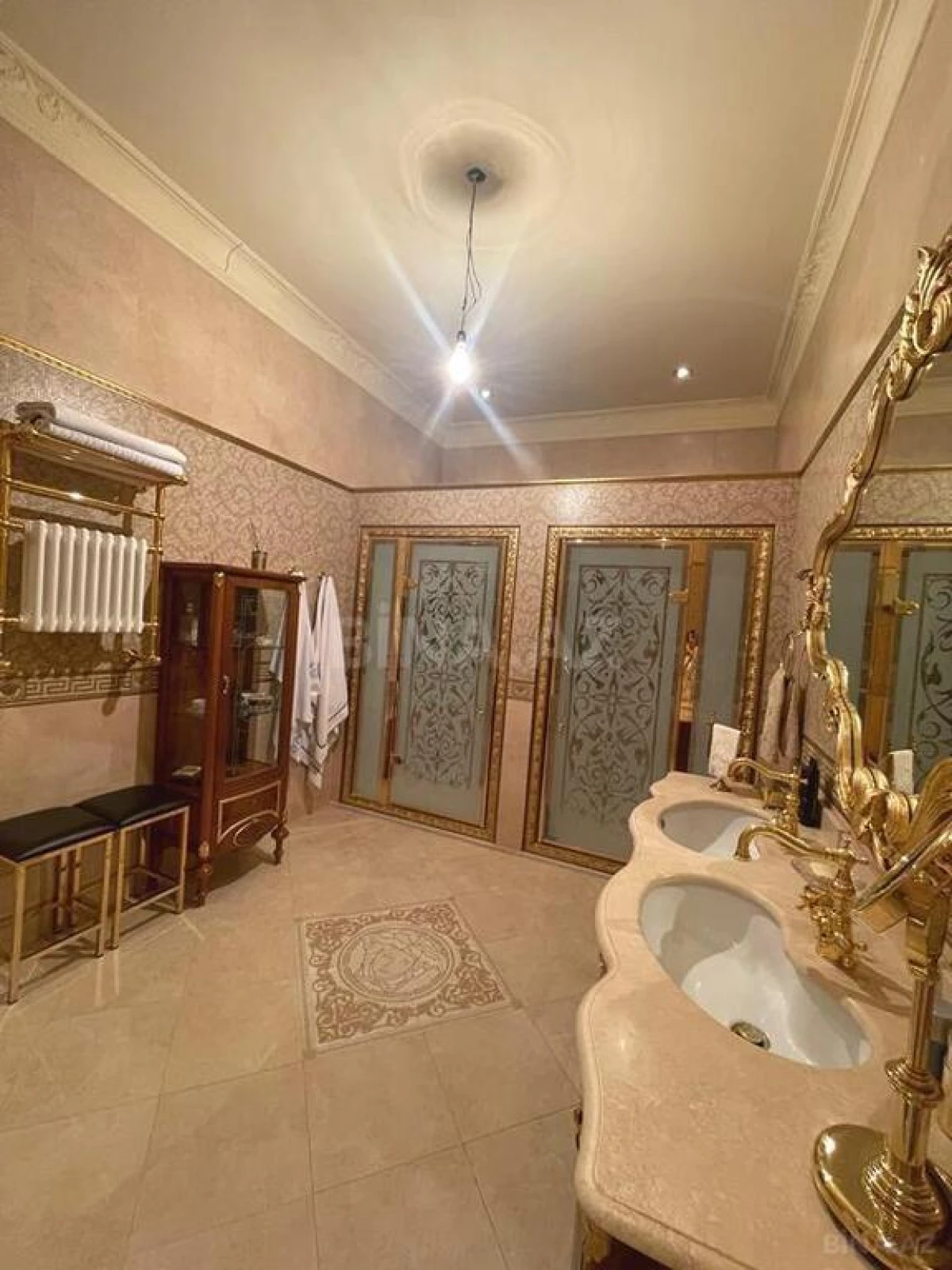 Satılır 14 otaqlı həyət evi 2060 m²