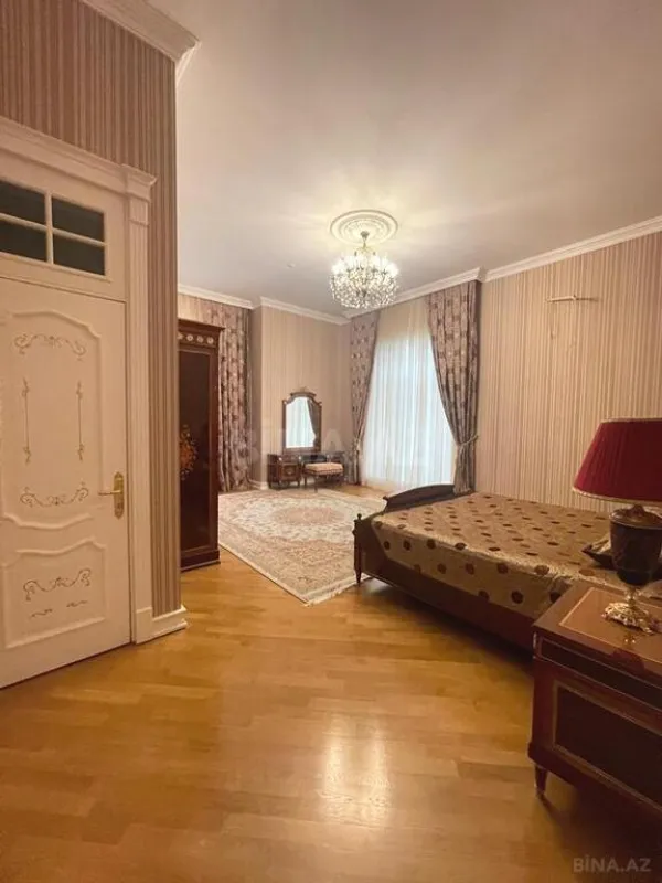 Satılır 14 otaqlı həyət evi 2060 m²