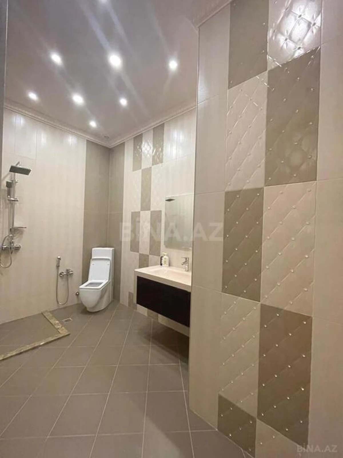 Satılır 14 otaqlı həyət evi 2060 m²