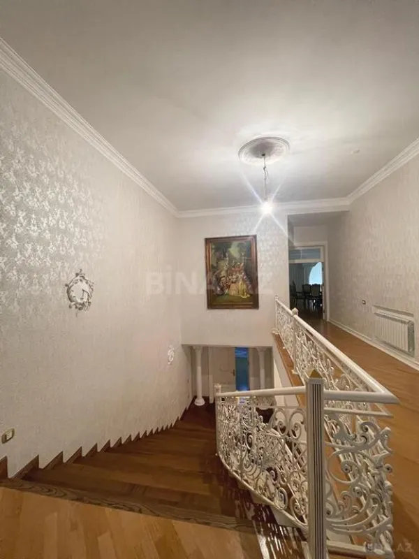 Satılır 14 otaqlı həyət evi 2060 m²