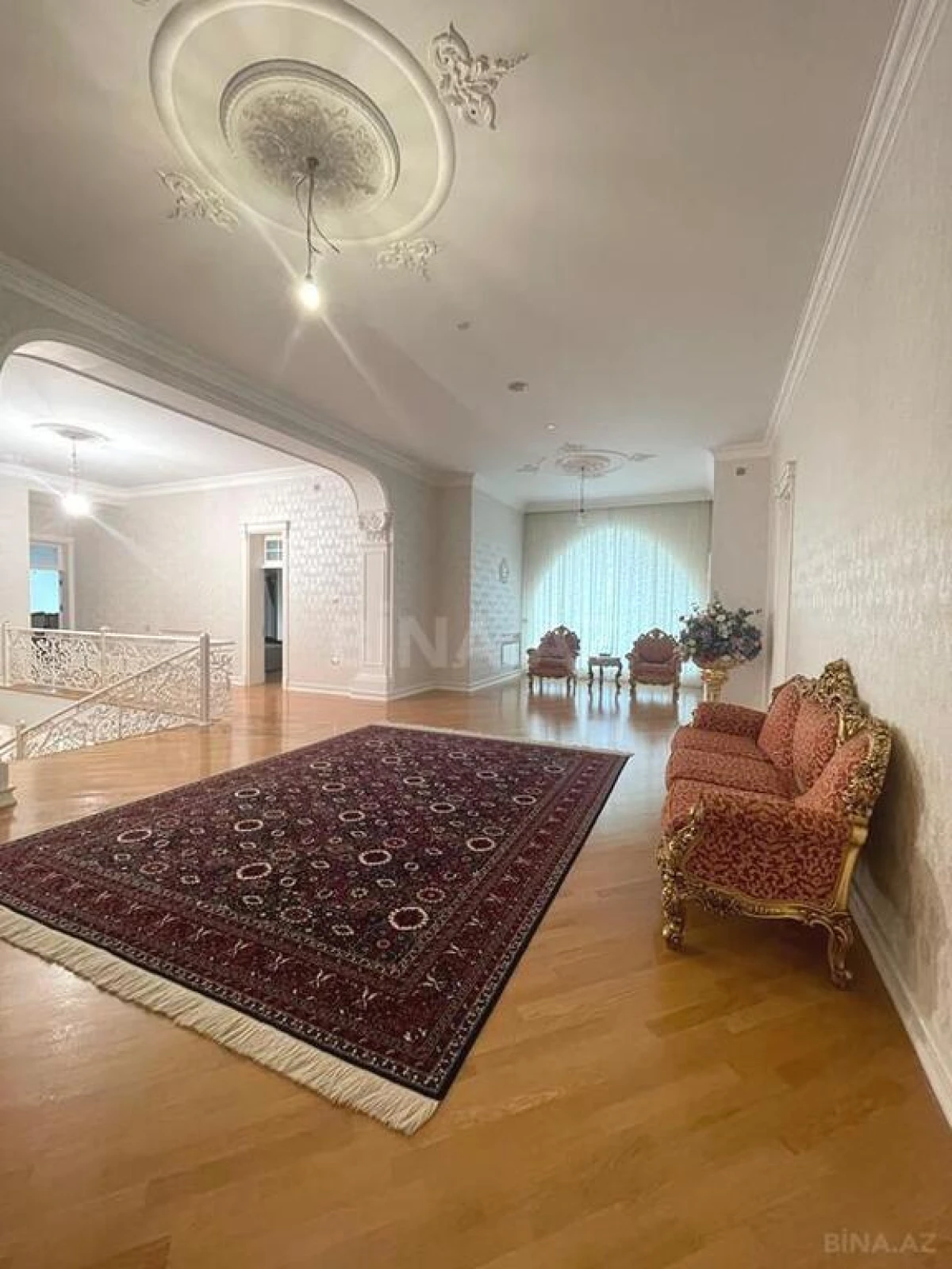 Satılır 14 otaqlı həyət evi 2060 m²