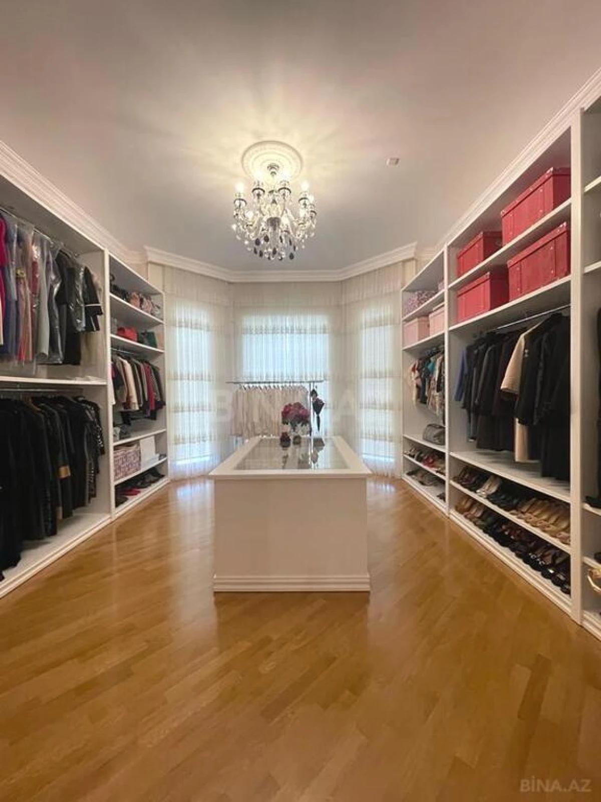 Satılır 14 otaqlı həyət evi 2060 m²