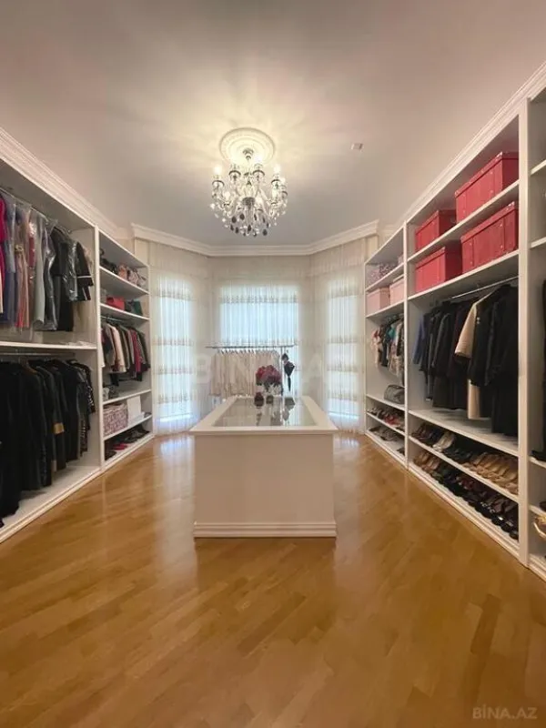 Satılır 14 otaqlı həyət evi 2060 m²