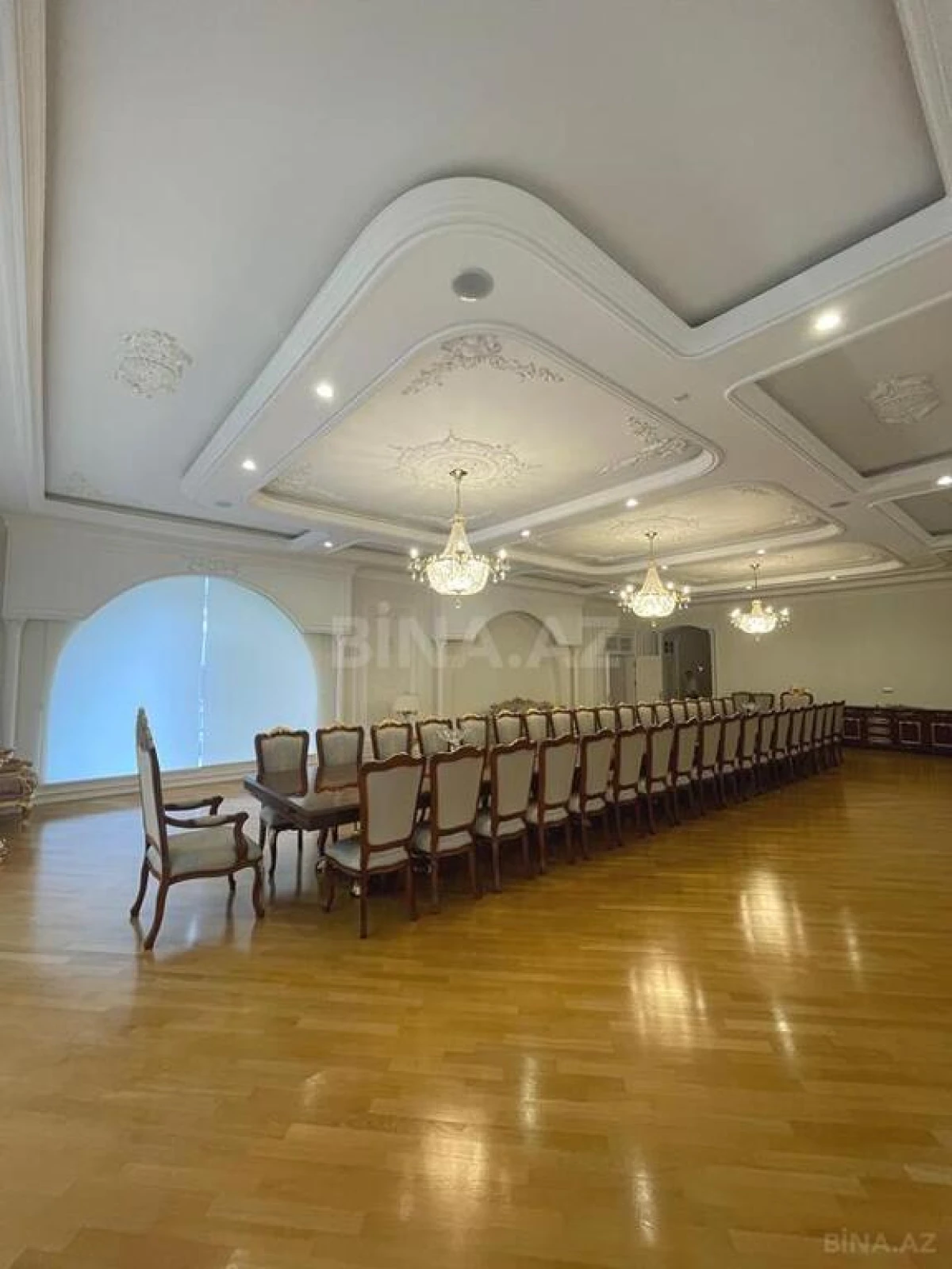 Satılır 14 otaqlı həyət evi 2060 m²