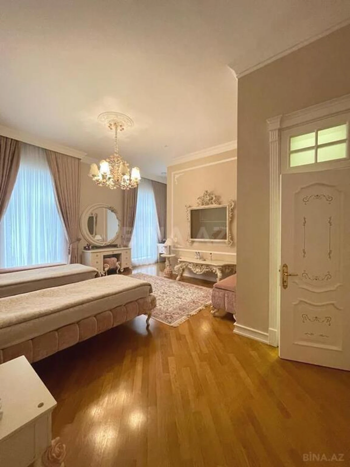 Satılır 14 otaqlı həyət evi 2060 m²
