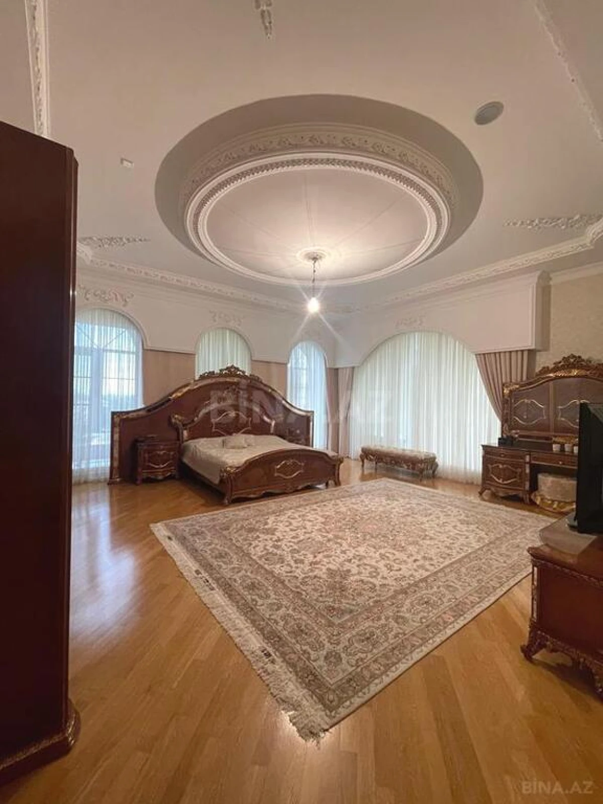 Satılır 14 otaqlı həyət evi 2060 m²