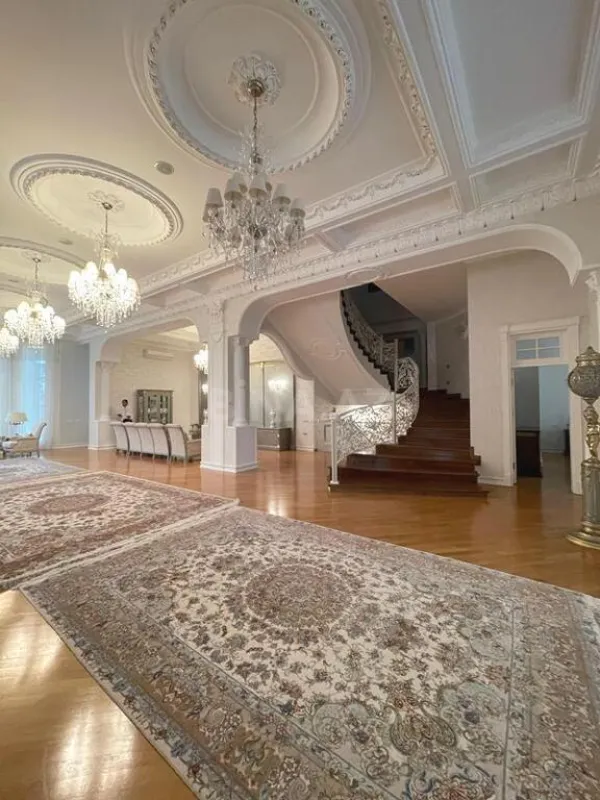 Satılır 14 otaqlı həyət evi 2060 m²