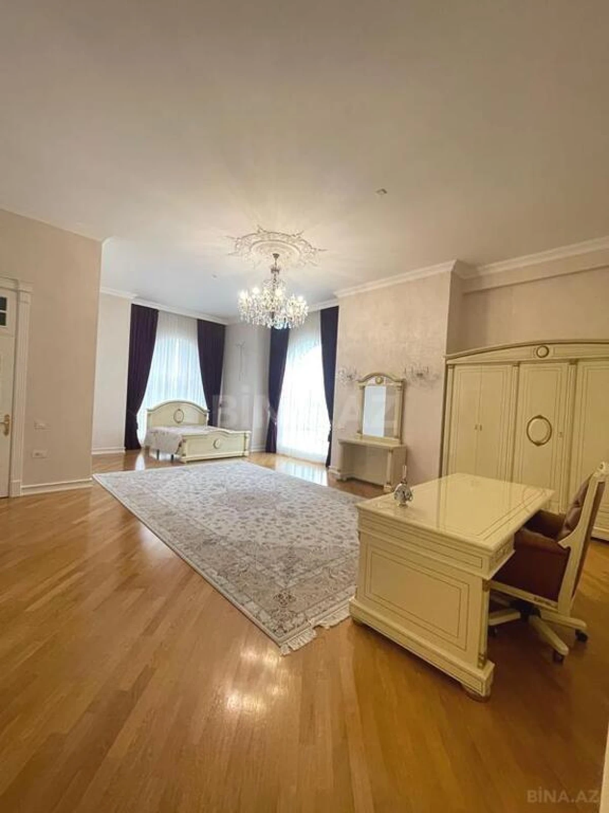 Satılır 14 otaqlı həyət evi 2060 m²