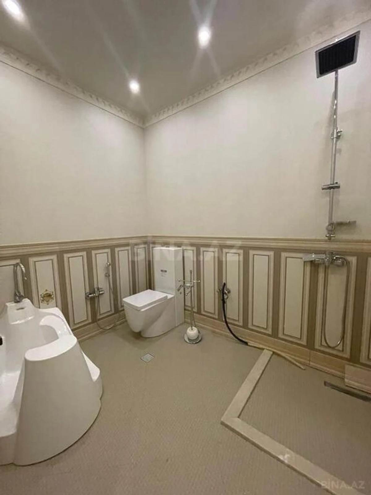 Satılır 14 otaqlı həyət evi 2060 m²