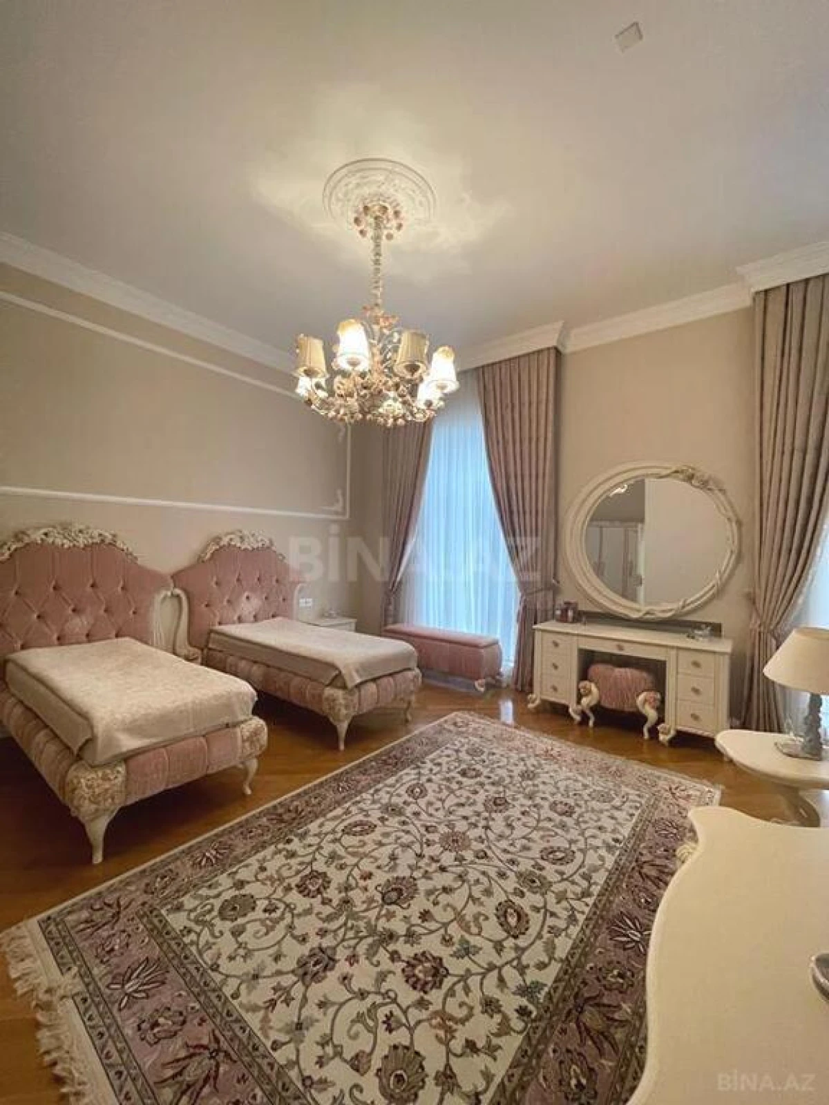 Satılır 14 otaqlı həyət evi 2060 m²