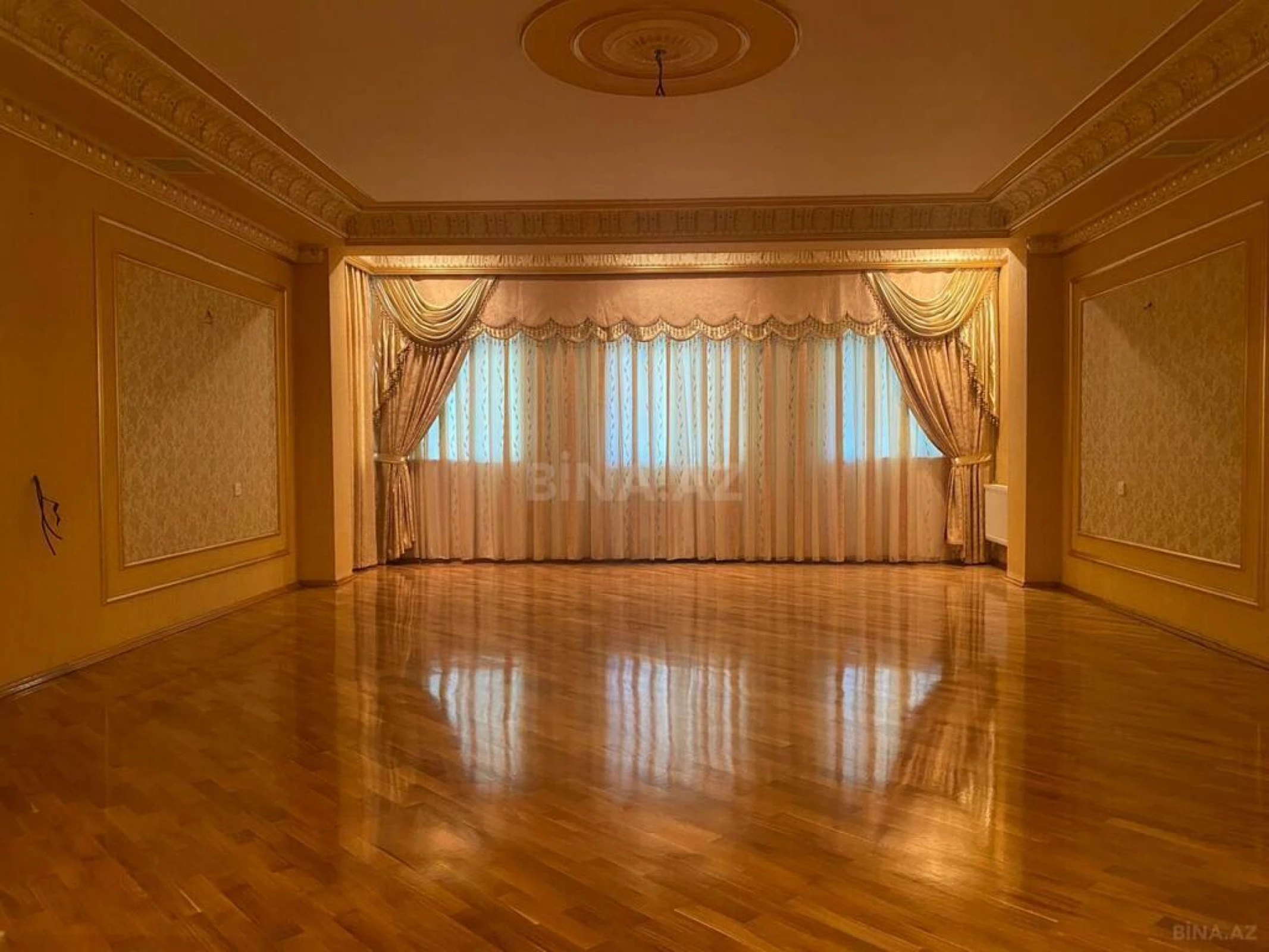 Satılır 4 otaqlı mənzil 250 m²