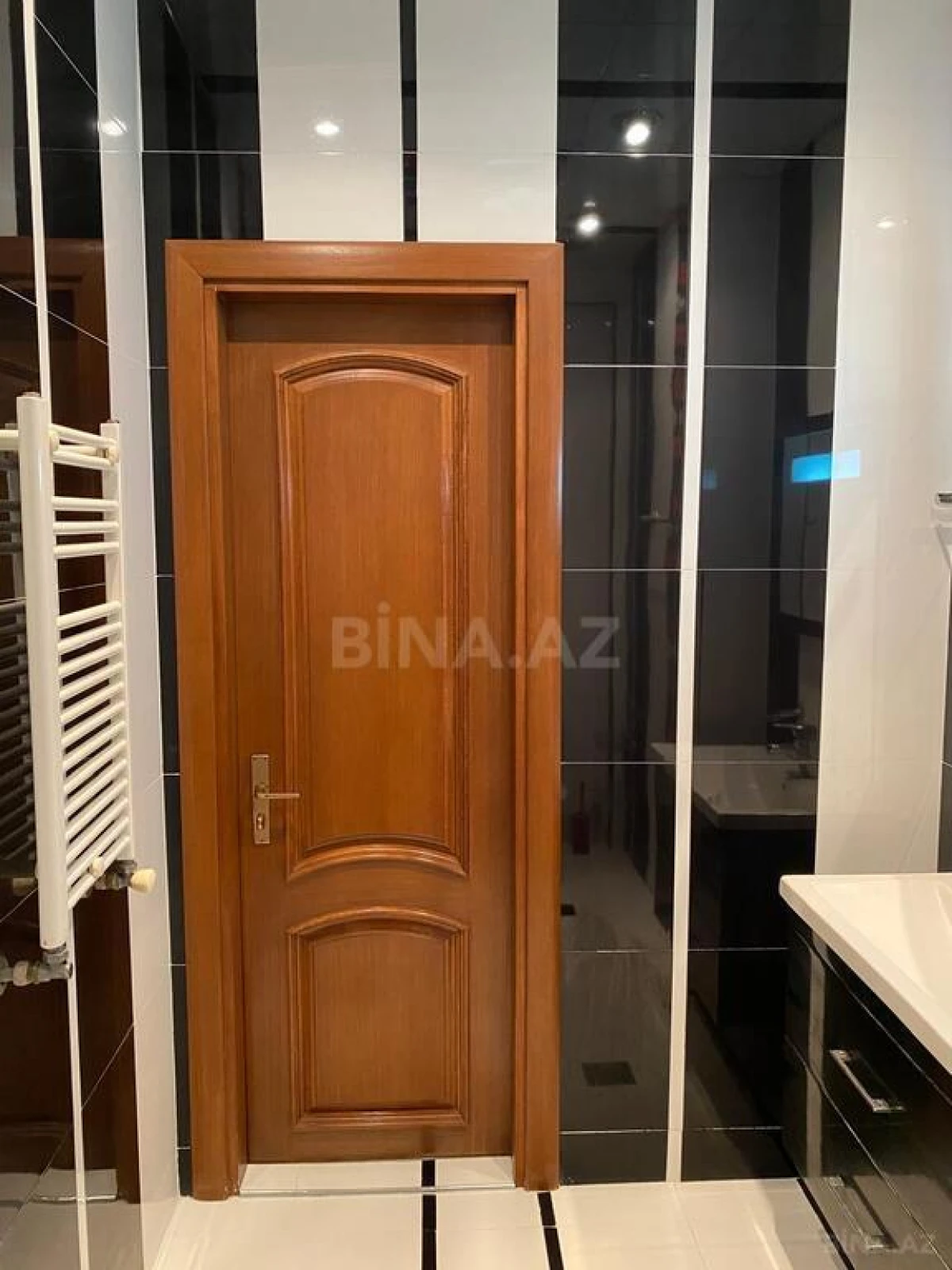 Satılır 4 otaqlı mənzil 250 m²