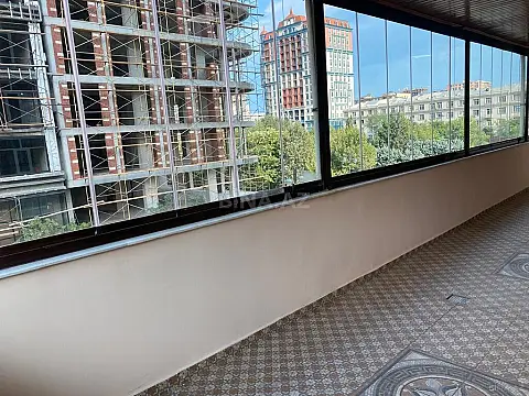 Satılır 4 otaqlı mənzil 250 m²