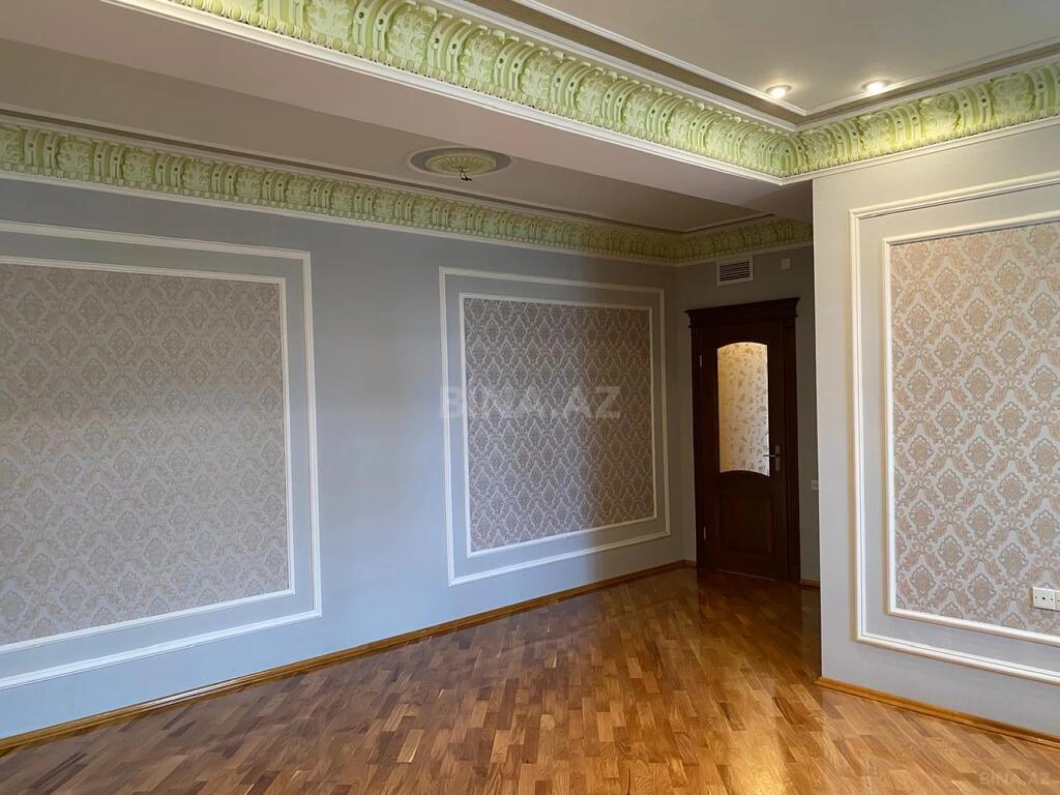 Satılır 4 otaqlı mənzil 250 m²