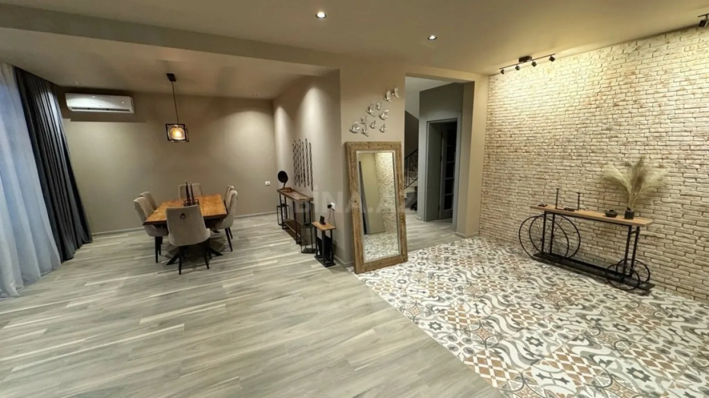 Satılır 7 otaqlı həyət evi 607 m²